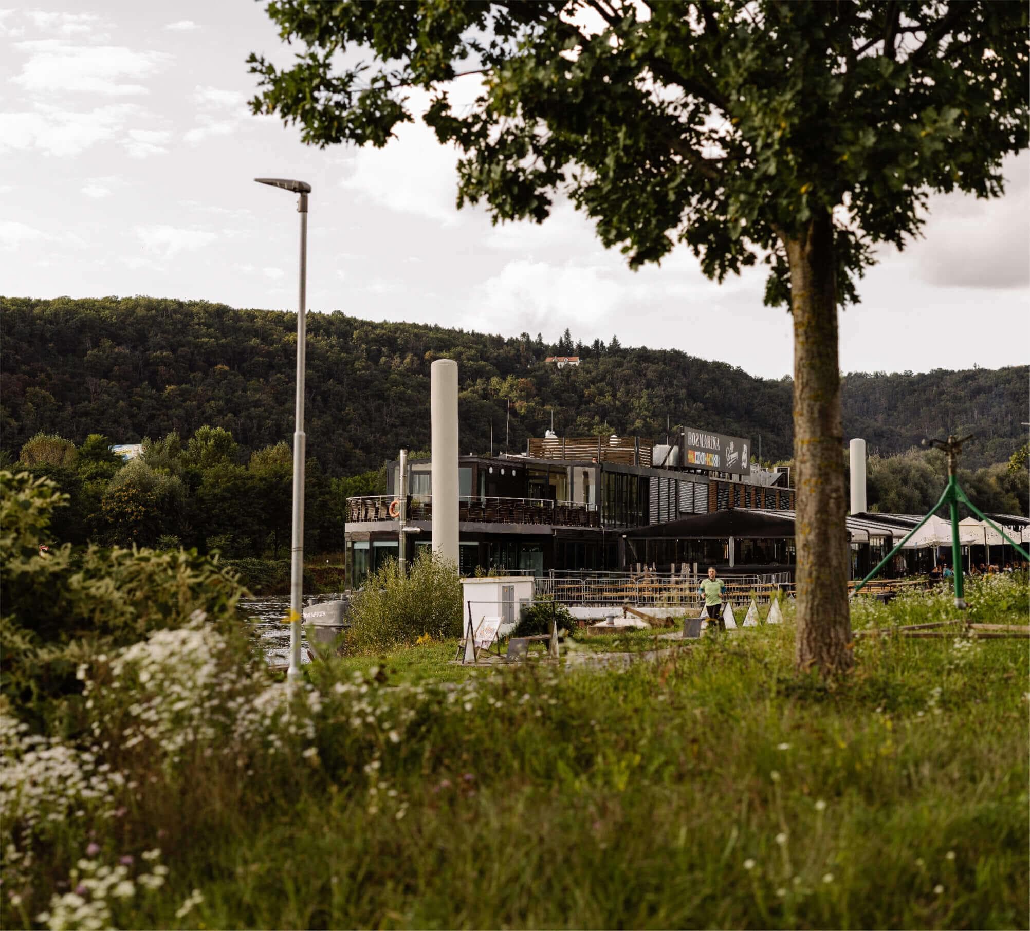 Vltava a zeleň v okolí Modřan